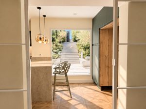 Comedor junto a la cocina en la reforma integral de un chalet en Las Rozas
