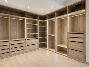 Vestidor de madera con iluminación LED – reforma integral de chalet en Los Peñascales, Torrelodones