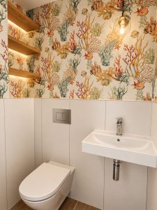 Aseo con papel pintado de corales – reforma integral de piso en Madrid