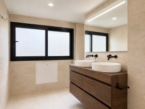 Baño principal con doble lavabo – reforma integral de chalet en Los Peñascales, Torrelodones