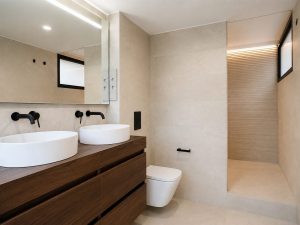 Baño principal con doble lavabo – reforma integral de chalet en Los Peñascales, Torrelodones