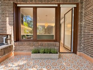 Terraza con suelo hidráulico – reforma integral de piso en Madrid