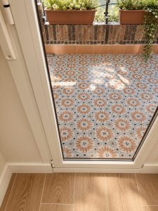 Terraza con suelo hidráulico – reforma integral de piso en Madrid