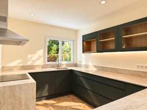 Cocina con península en la reforma integral de un chalet en Las Rozas