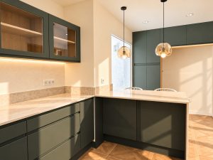 Cocina con península en la reforma integral de un chalet en Las Rozas