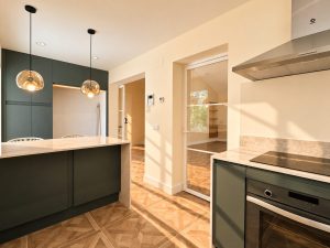 Cocina con península en la reforma integral de un chalet en Las Rozas