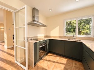 Cocina con península en la reforma integral de un chalet en Las Rozas