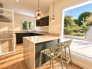Cocina con península en la reforma integral de un chalet en Las Rozas