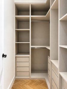 Vestidor a medida en el dormitorio principal · reforma integral en Torrelodones