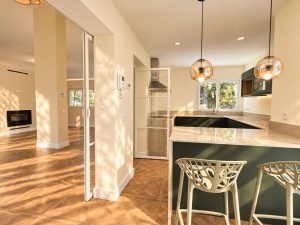Cocina con península en la reforma integral de un chalet en Las Rozas