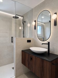 Baño principal con plato de ducha amplio y grifería negra · reforma integral en Torrelodones