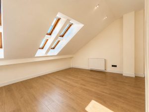 Buhardilla habitable con ventanas de tejado y tarima · reforma integral en Torrelodones