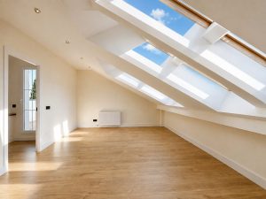 Buhardilla habitable con ventanas de tejado y tarima · reforma integral en Torrelodones