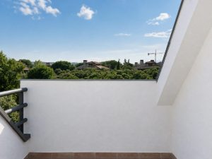 Terraza superior con vistas tras la reforma · reforma integral en Torrelodones