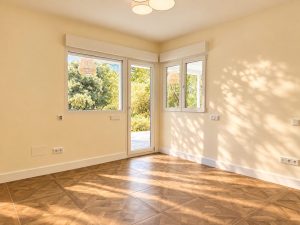 Estancia de la planta baja en la reforma integral de un chalet en Las Rozas